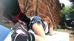 เย็ดตูดแน่นด้วยของเล่นสั่นกลางแจ้ง