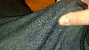 amatoriale intense handjob ends huge cumshot on european tattooed beauty