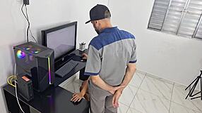 Dona de casa recebe técnico só de calcinha para entrevista safada e penetração no sofá