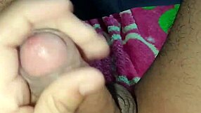 Pene mas masturbacion drives her wild with horny need!