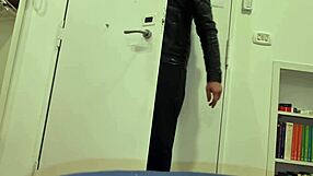 amatoriale intense handjob ends huge cumshot on european tattooed beauty