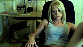 kylie flaunts perfect ass tits cameltoe fingering dildo pussy webcam