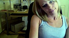 kylie flaunts perfect ass tits cameltoe fingering dildo pussy webcam