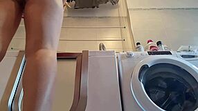 gostosa shakes ass hard in panties rebolando