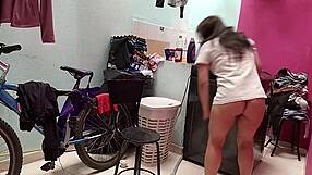 follando a la venezolana culona de la limpieza!