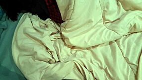 Madrasta Asiática Amadora Chupa Pau Tarado de Estudante em Cosplay