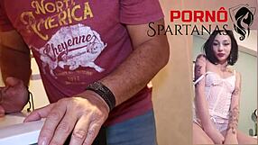 novinha de 18 vê pornô da mãe e senta no pau suculento