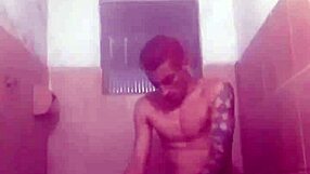 oi amor olha essa gordinha casada se esfregando no pau do marido gostoso