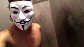 Empregada sucks big cock in shower bath?