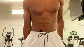 workin out my neck n shoulders hopin the ladies notice my muscles