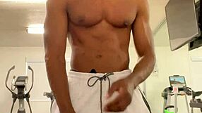 workin out my neck n shoulders hopin the ladies notice my muscles