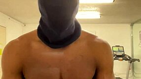 workin out my neck n shoulders hopin the ladies notice my muscles