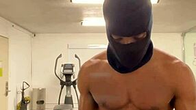 workin out my neck n shoulders hopin the ladies notice my muscles