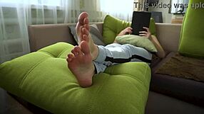 yo hot amateur girl teases wrinkled socks feet toes in homemade fetish vid