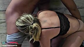 Casada loira beautiful blonde wife fucked hard by black negro bull in front of cuckold husband swingers group interracial brazilian