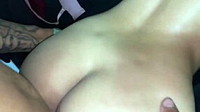 me follo a la puta de brenda en la sala sin importarr quien llegue y la hago gritar...