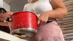 Chamei Minha Amiga Da Buceta Grande Pra Me Ajudar No Almoco With Huge Pussy Flash!