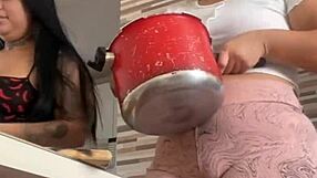 Chamei Minha Amiga Da Buceta Grande Pra Me Ajudar No Almoco With Huge Pussy Flash!