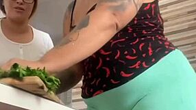 Chamei Minha Amiga Da Buceta Grande Pra Me Ajudar No Almoco With Huge Pussy Flash!