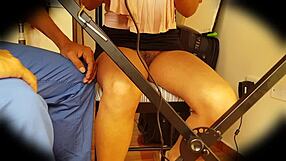 bajo faldas de universitaria colombiana cachonda sin bragas mostrando su pussy jugosa