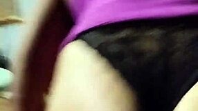 novinha de 18 sentando na pica com tudo