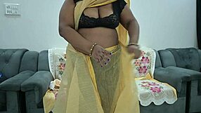 desi saree aunty teases those juicy tits