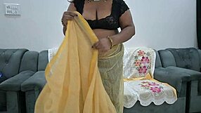 desi saree aunty teases those juicy tits