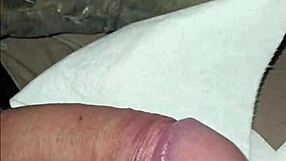 amateur guy with small cock cums super fast solo