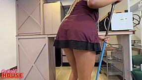 gata latina tatuada trai corno com close-up pussy fuck e cum na boca