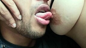 me encanta chuparle las tetas mientras ella toca su pussy y yo la follo con su marido en el trabajo