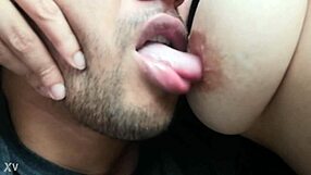 me encanta chuparle las tetas mientras ella toca su pussy y yo la follo con su marido en el trabajo