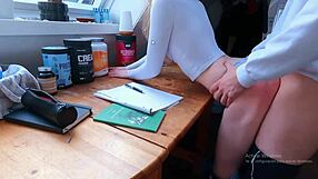 mi vecina culona chupa y coge duro en mi cuarto sentones en verga colombiana pov