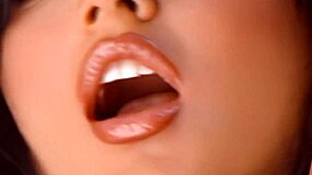 glam pornstar sunny leone flaunts her juicy curves up close