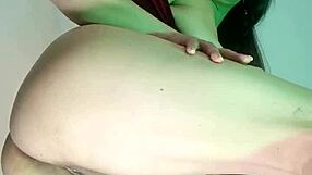 Why stepmom's huge cameltoe in leggings drips for stepson?