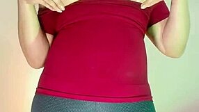 Why stepmom's huge cameltoe in leggings drips for stepson?