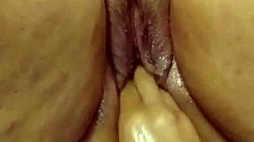 enfiando a m�o bem fundo nessa buceta molhadinha at� gozar forte