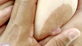 Depois de brincar com consolo essa coroa safada quer pau de verdade agora?