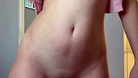 น้องสาวเลี้ยงถอดโชวหีโกนตัวเล็กแยงนิ้วยัดดิลโด้สั่นคลั่งต่อหน้า!