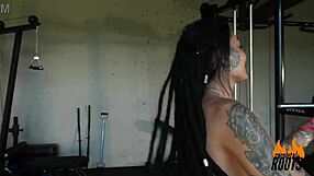 naughty puta masturbates to wild orgasm in gym caroleta roots style?