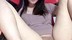 amateur fingers herself to explosive squirting climax