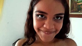 ayudando a mi morena hermanita morena a chuparme la verga dura