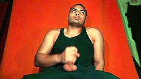 Sexy Chinese Bodybuilder Frotar Guitarra Yamaha on Monster Cock