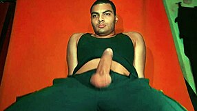 Sexy Chinese Bodybuilder Frotar Guitarra Yamaha on Monster Cock