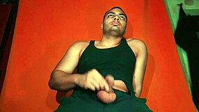 Sexy Chinese Bodybuilder Frotar Guitarra Yamaha on Monster Cock