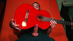 Sexy Chinese Bodybuilder Frotar Guitarra Yamaha on Monster Cock