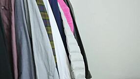 Danica Dillion chycená pasynkem při prstění milf kundy mu nabídne svý kalhotky