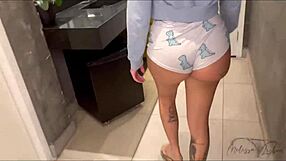 quero comer esse cuzinho gostoso da putinha no banheiro da loja agora