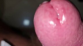 ansima e geme mentre il cazzo enorme sborra nella sua bocca aperta