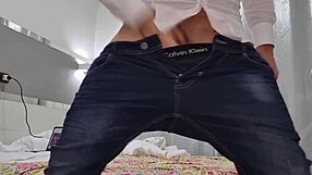 ansima e geme mentre il cazzo enorme sborra nella sua bocca aperta