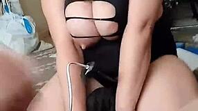 Nopea kurkkuun gag minihameiselta kodinrouva lutkalta lähikuvassa